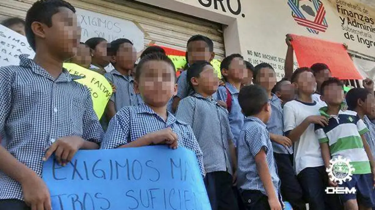 Zihuatanejo - Alumnos y maestros bloquean Ayuntamiento en La Unión